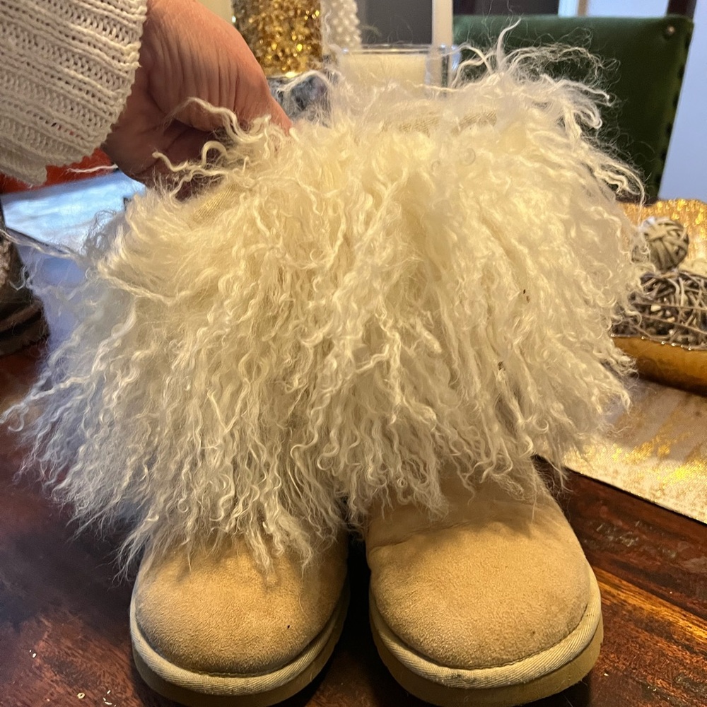 UGG Rare Boots Sz 6